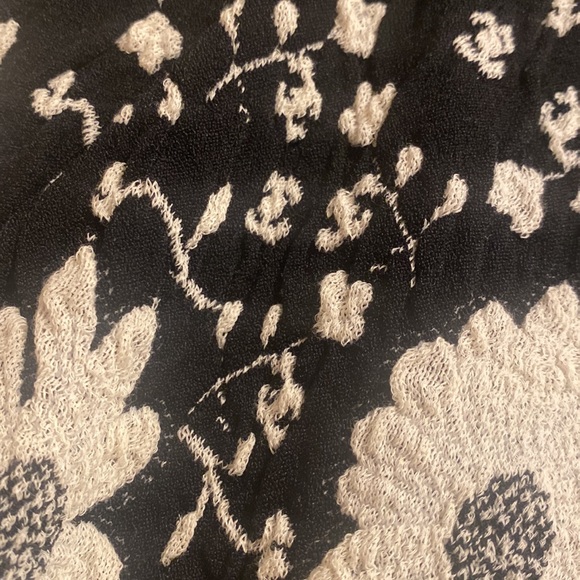 Chanel floral cc rogo button top - Picture 4 of 4